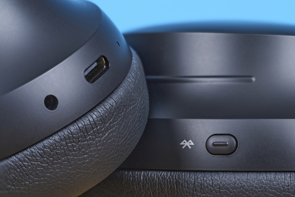 Zwei Bedienelemente am Bose QuietComfort Ultra Headphones