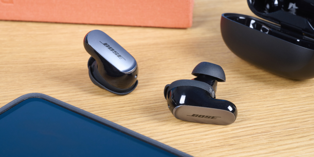 Bose QuietComfort Ultra Earbuds auf Holztisch