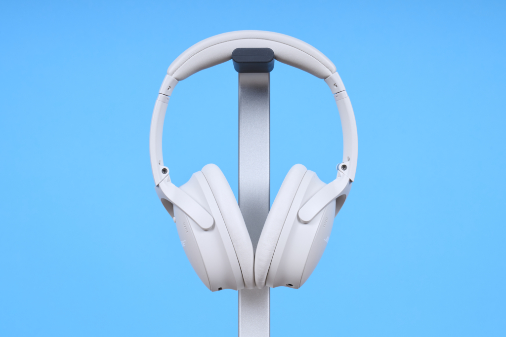 Bose QuietComfort Headphones Test Frontalansicht vor blauem Hintergrund