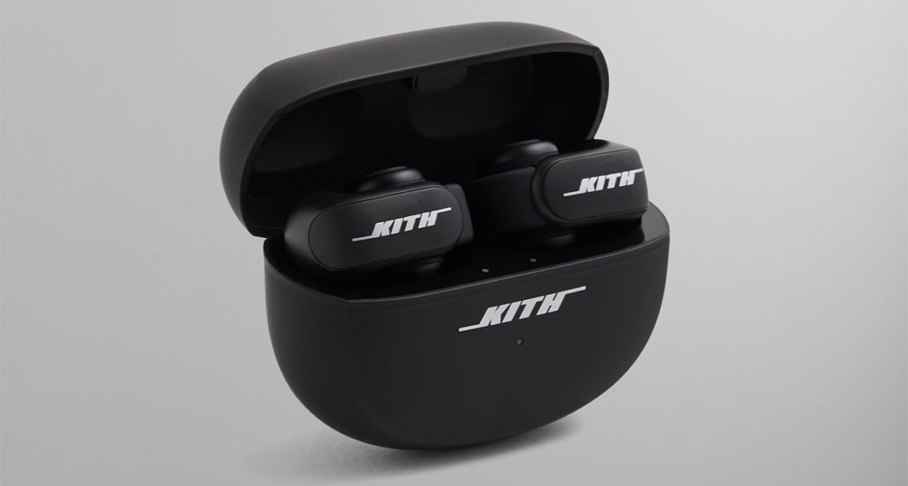 Die Bose Ultra Open Earbuds mit Kith-Branding sind ab Montag in limitierter Stückzahl zu haben.