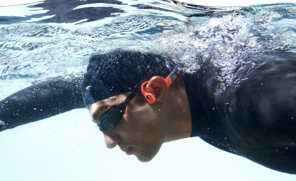 Die Shokz OpenSwim Pro kannst du sogar unter Wasser nutzen.