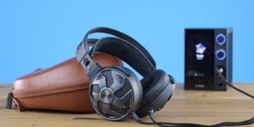 Fiio FT3 HiFi-Kopfhörer auf Schreibtisch vor blauem Hintergrund