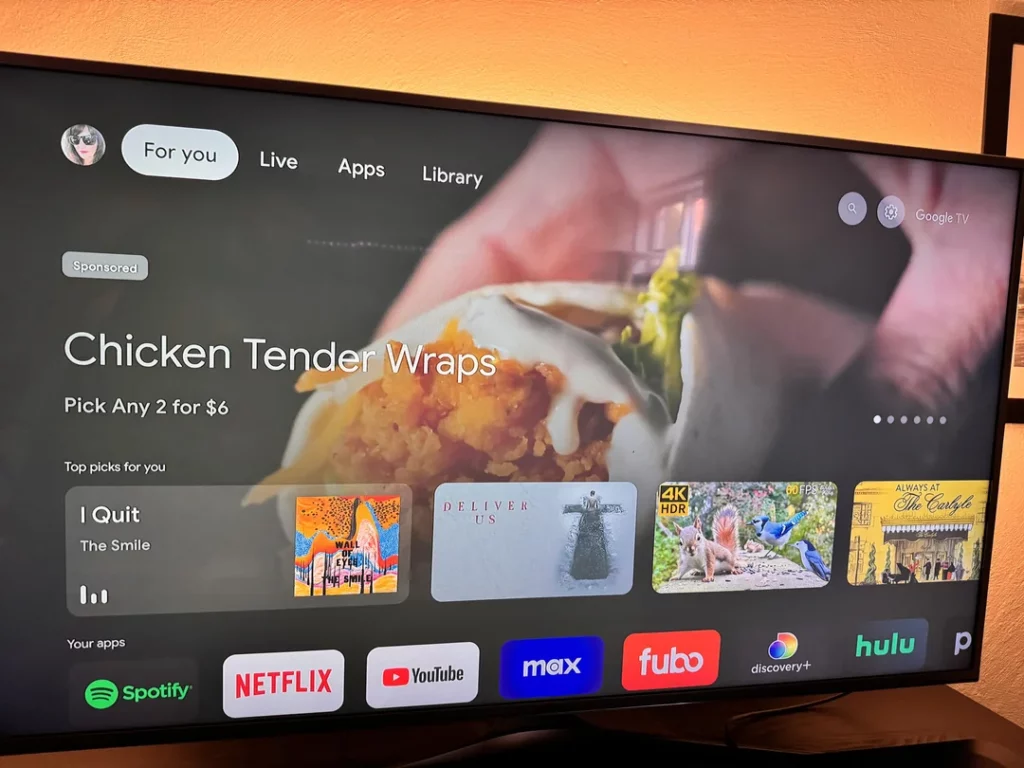 Die Vollbild-Werbung bei Google TV schließt inzwischen Fast Food ein.