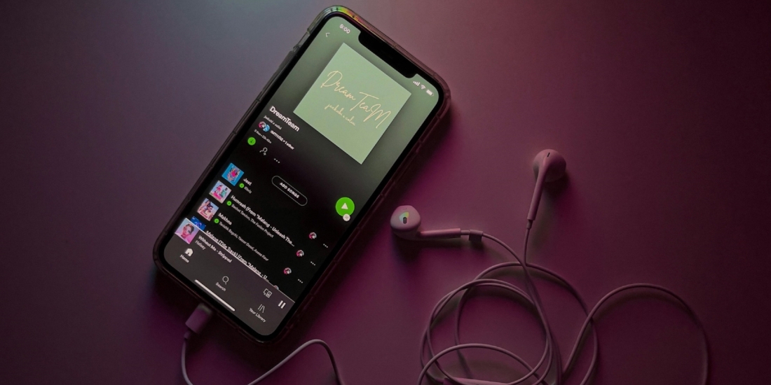 Mobiltelefon mit Kopfhörern