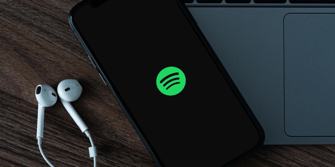 Mobiltelefon mit Spotify-App