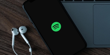 Mobiltelefon mit Spotify-App