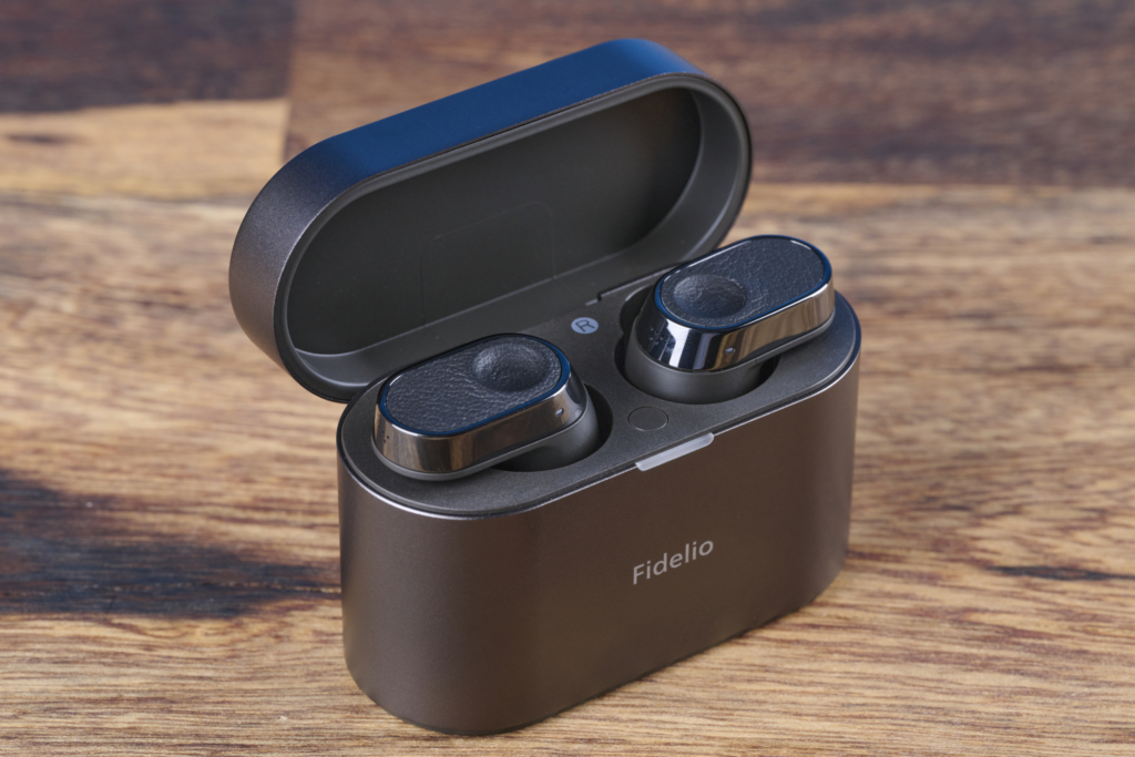 Philips Fidelio T2 – Case mit Earbuds