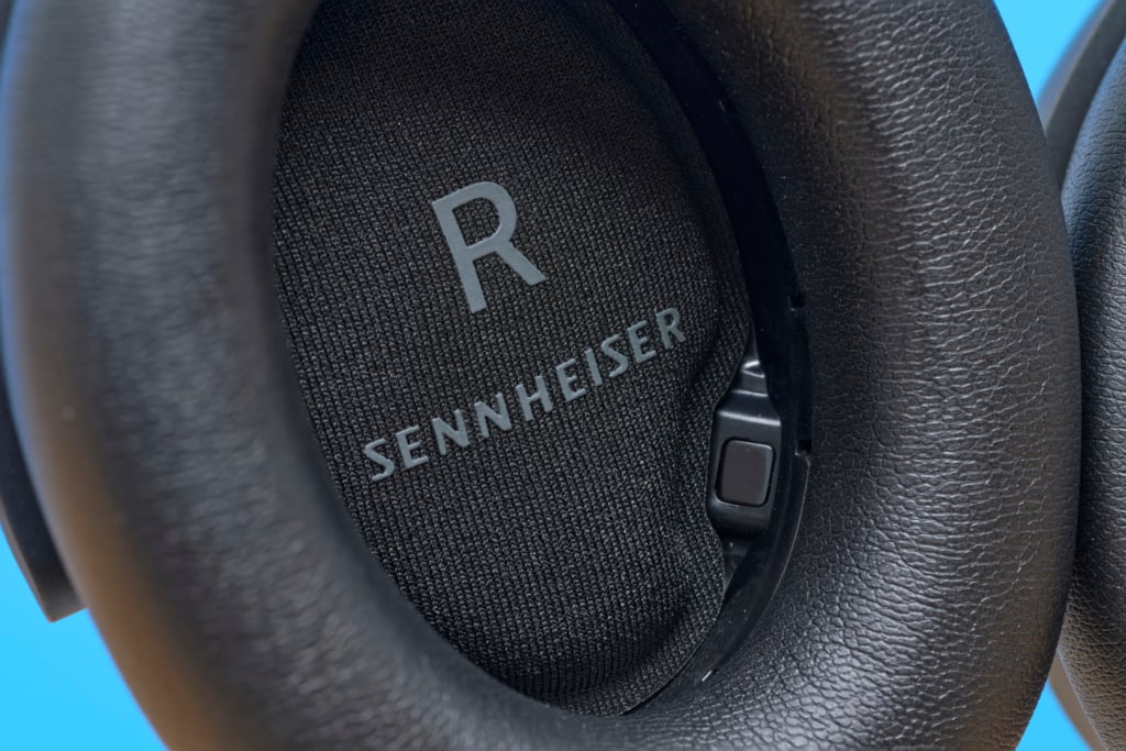 Sennheiser Accentum Plus Wireless Sensor in rechter Ohrmuschel