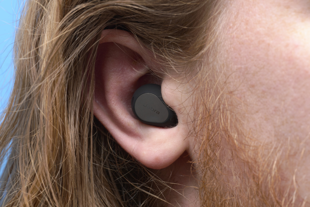 Jabra Elite 10 – Earbud im Ohr