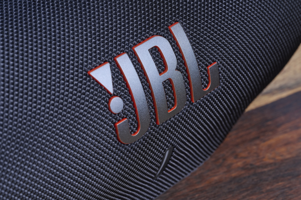 JBL Xtreme 4 Test Detailansicht des Logos auf der Front