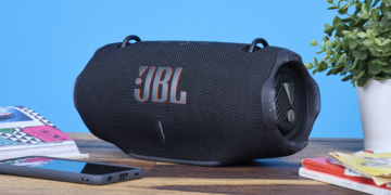 JBL Xtreme 4 Test Bluetooth-Lautsprecher vor blauem Hintergrund