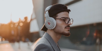 Mann mit Kopfhörern