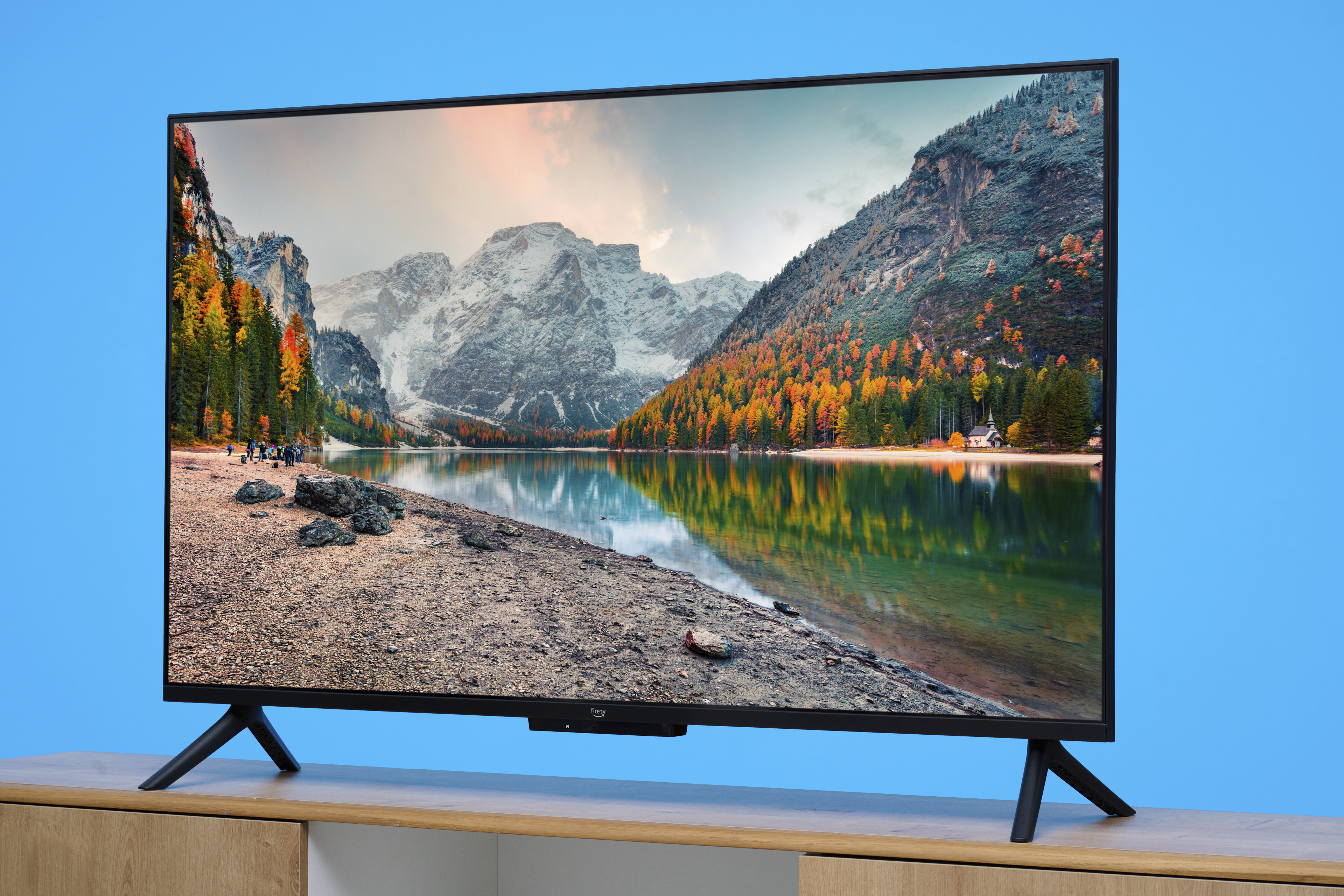Passe beim Fernseher-Kauf deine Erwartungen an dein Budget an. Hier zu sehen: Der Amazon Fire TV Omni QLED