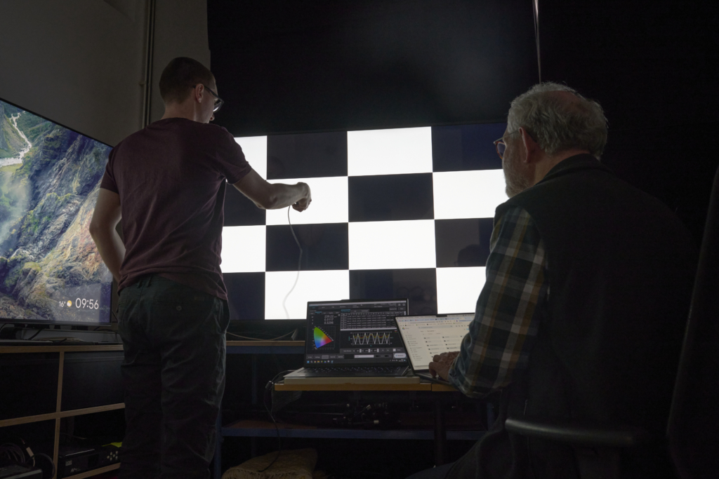 TV-Tester Thorben und Herbert bei Messungen eines LCD-LED-Fernsehers