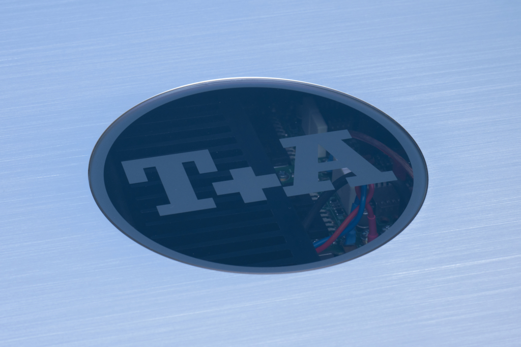 T+A PA 2000 R Logo Bullauge