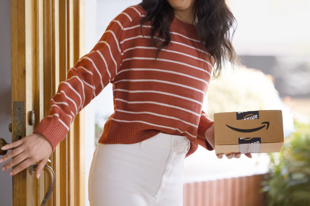 Frau mit Amazon-Paket in der Hand