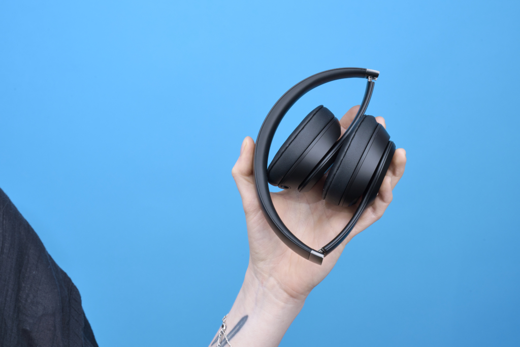 Beats Solo 4 – In Hand