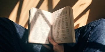 ein aufgeschlagenes Buch