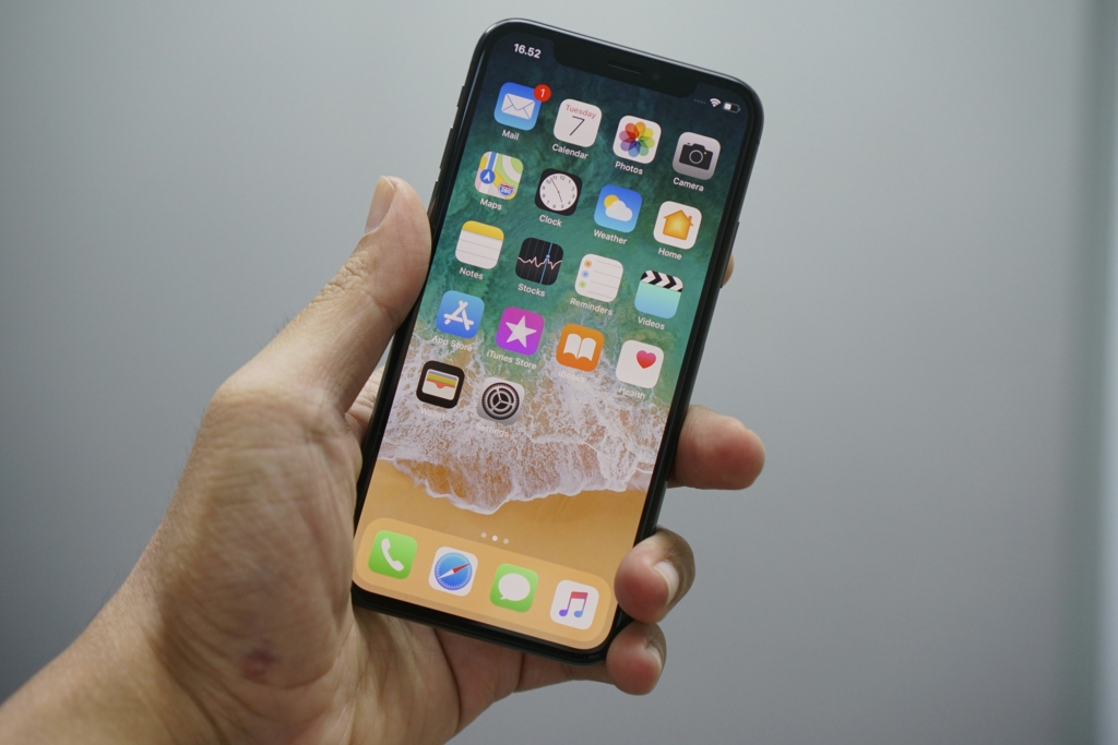 iPhone in der Hand