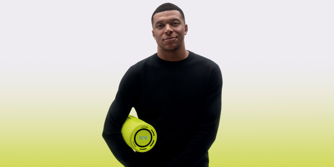 Für den Loewe We. Hear pro x Kylian Mbappé arbeitet man mit dem Fußball-Profi zusammen.