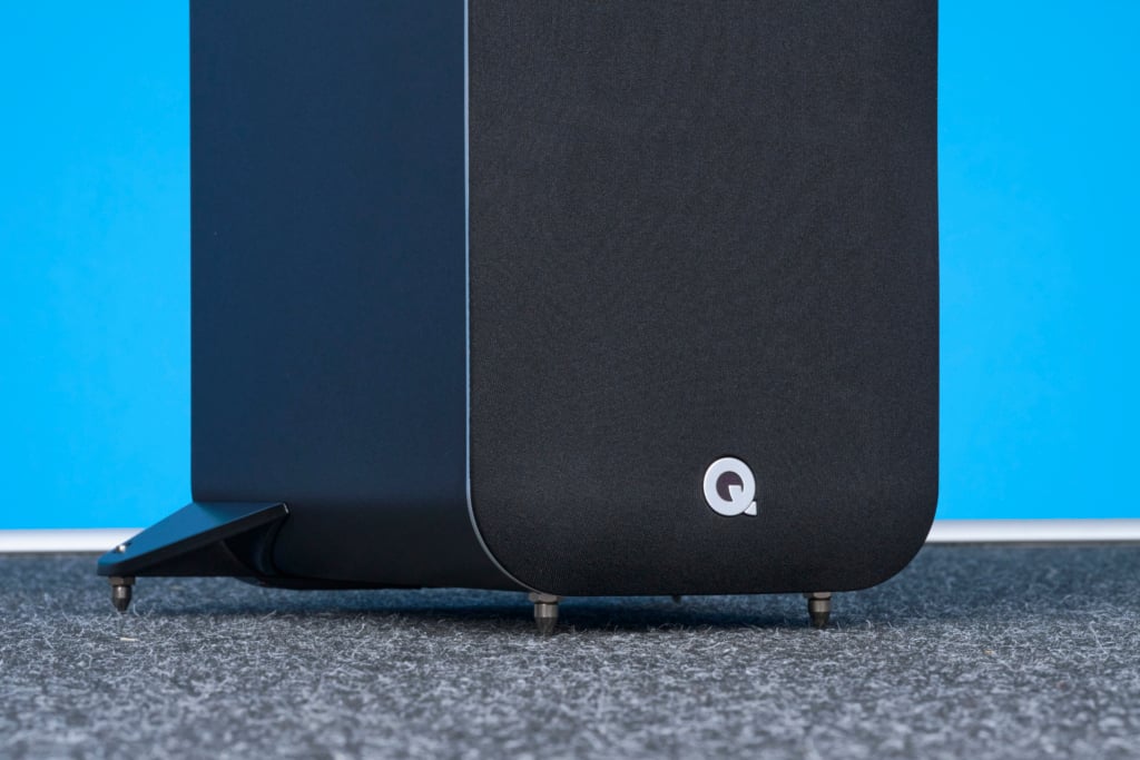 Q Acoustics M40 Detail Spikes von links