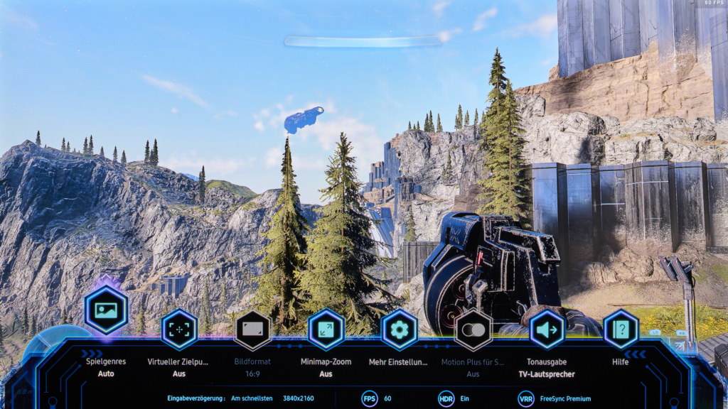 Gaming-Overlay des Samsung S95D über Halo Infinite