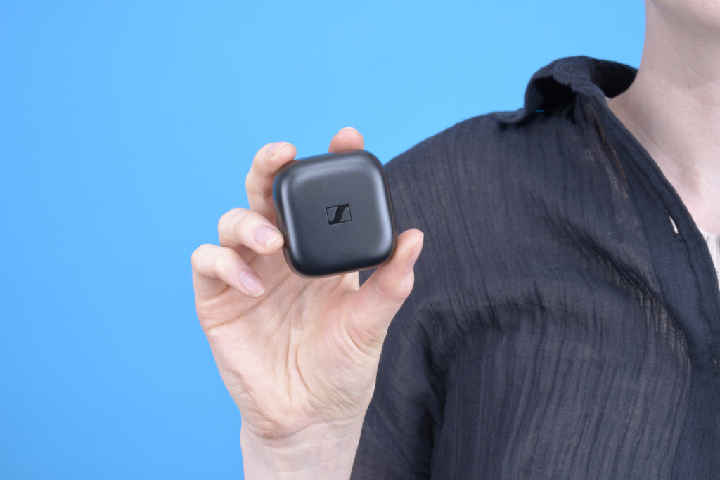 Sennheiser Accentum True Wireless – Case in Hand