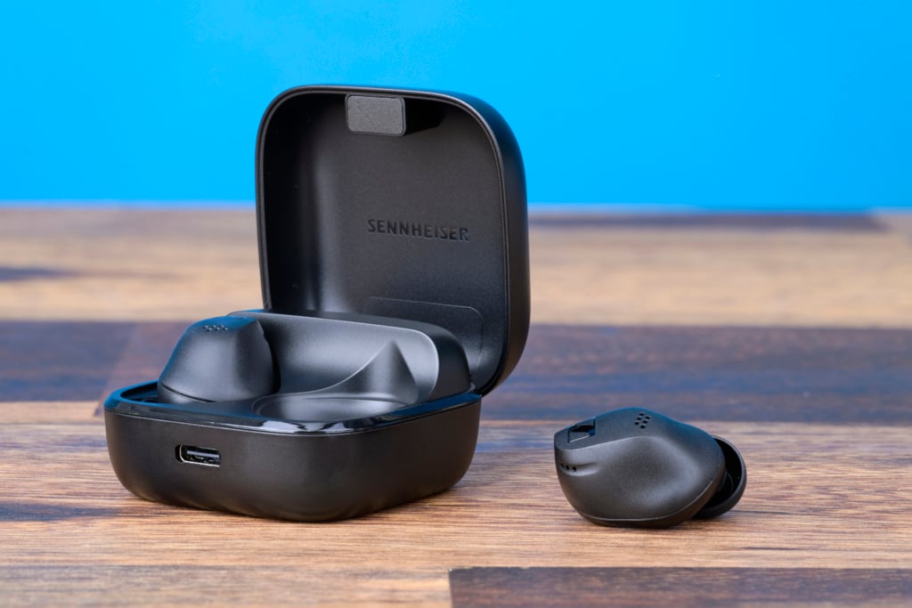 Sennheiser Accentum True Wireless – Earbud neben Case