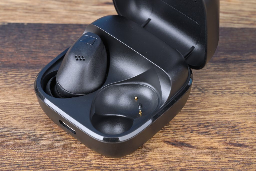 Sennheiser Accentum True Wireless – Case Offen mit einem Earbud