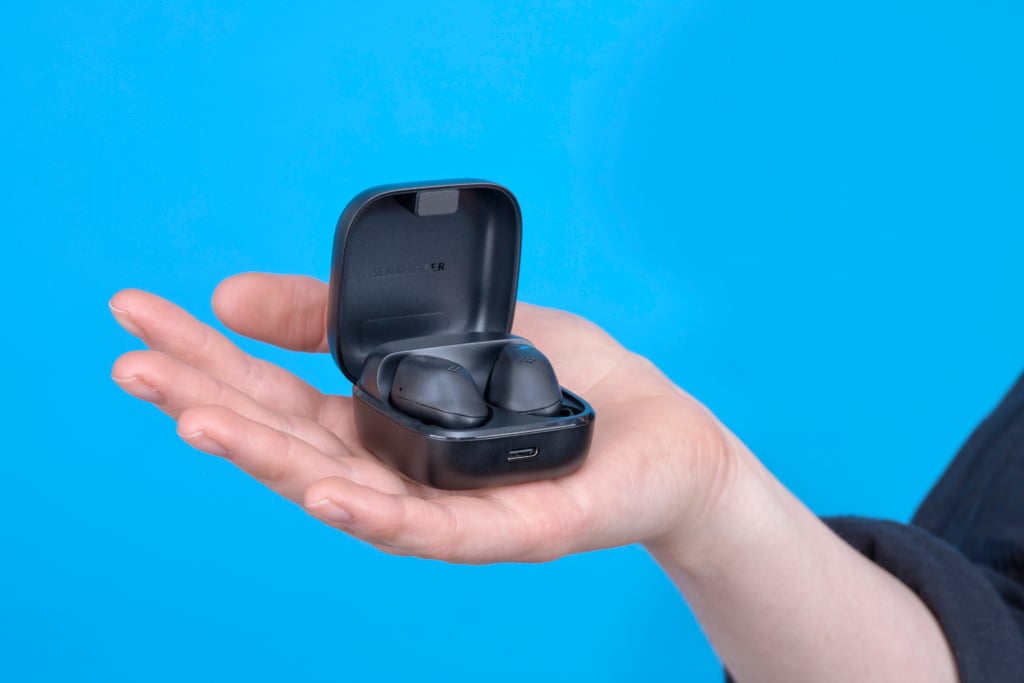 Sennheiser Accentum True Wireless – Case offen in der Hand