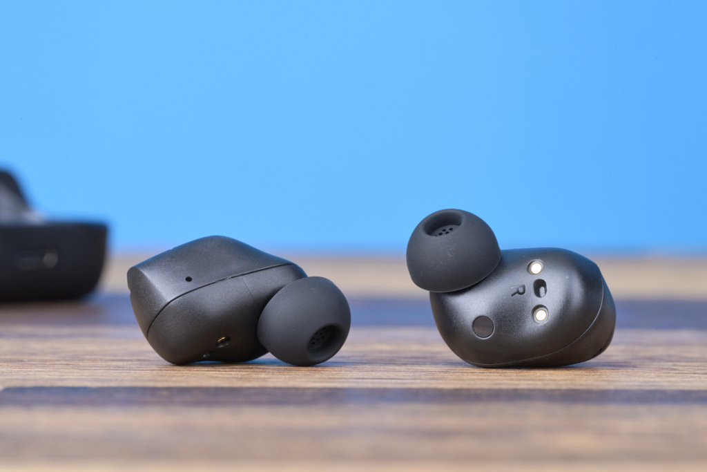 Sennheiser Accentum True Wireless – Beide Earbuds vor dem Case