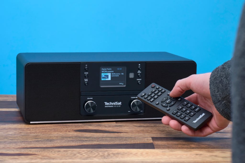 Technisat Digitradio 370 CD BT im Test Frontalansicht mit Fernbedienung