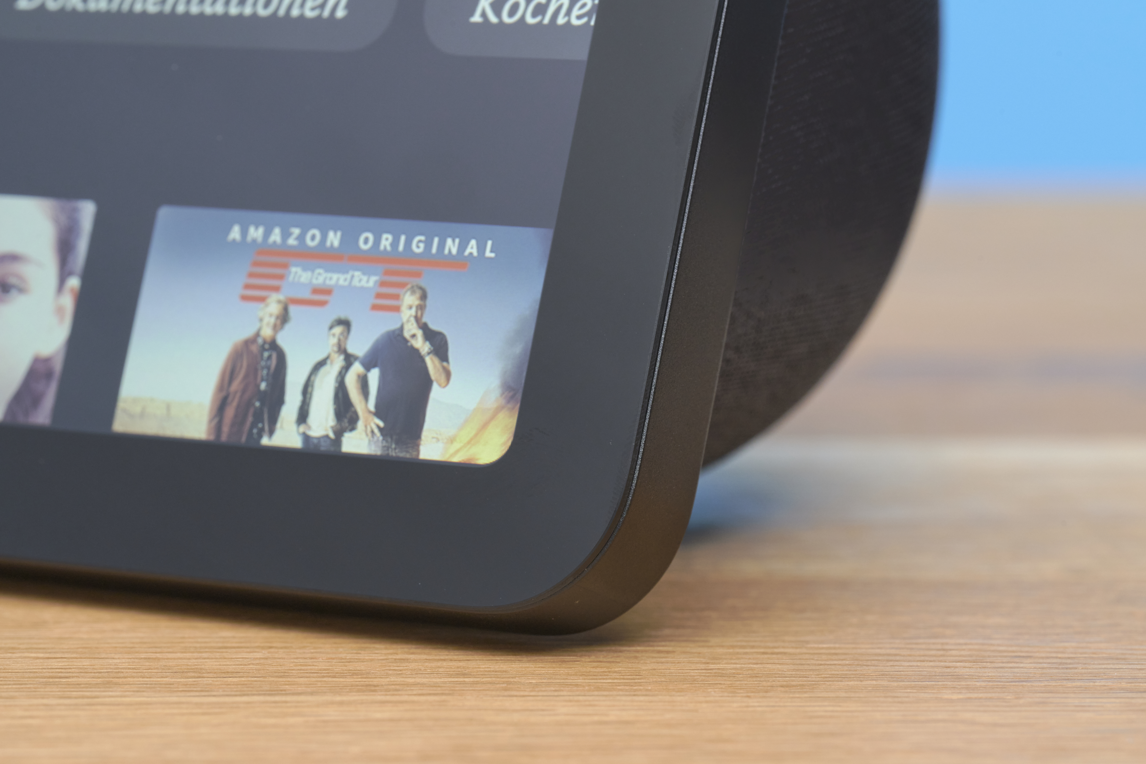 Supporto Regolabile Per Echo Show 8 (3ª Gen) – Inclinazione, Caricamento USB-C 12,5W, Aggancio Magnetico, Materiali Riciclati – Antracite