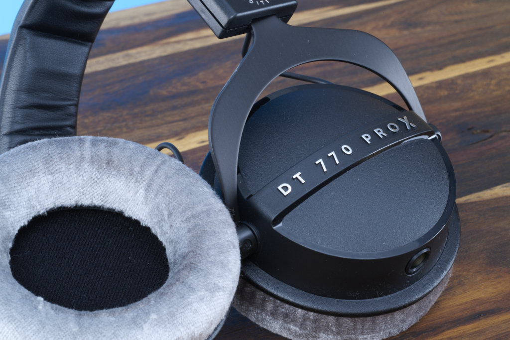 Detailaufnahme der grauen Ohrpolster des Beyerdynamic DT 770 Pro X Limited Edition