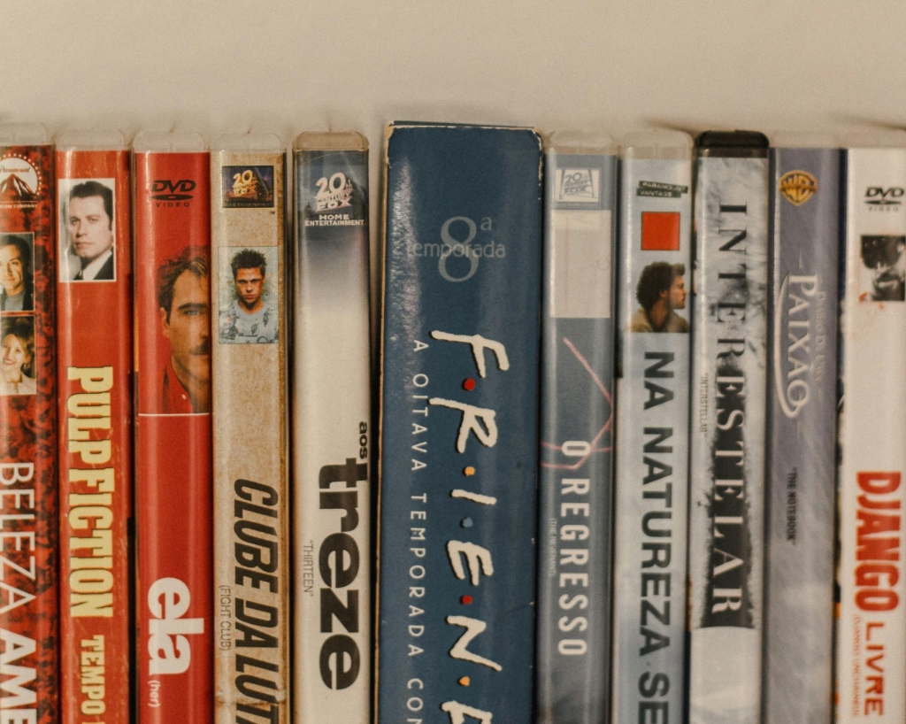 DVDs im Regal. 