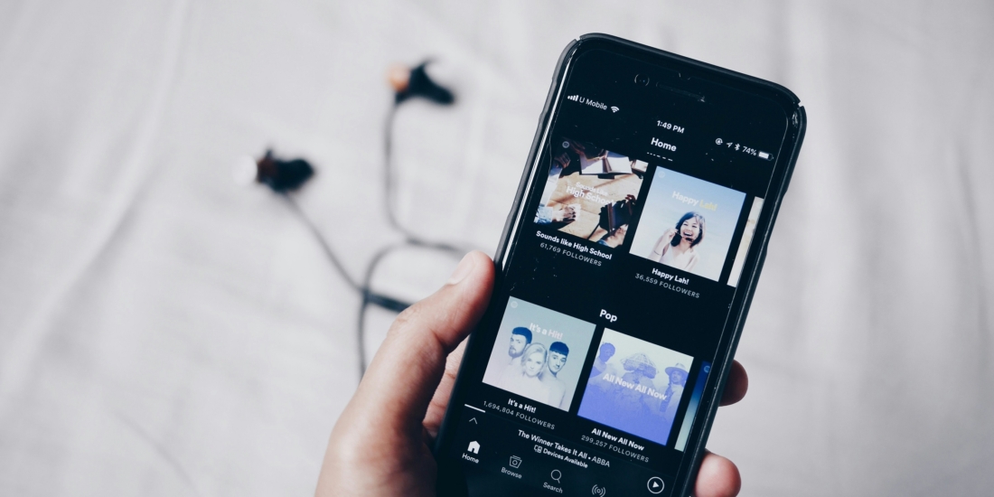 Handy mit Spotify-App