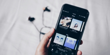 Handy mit Spotify-App