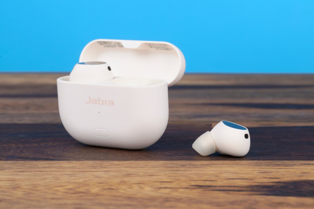 Jabra Elite 10 Gen 2 – Design, Buds liegen neben Case