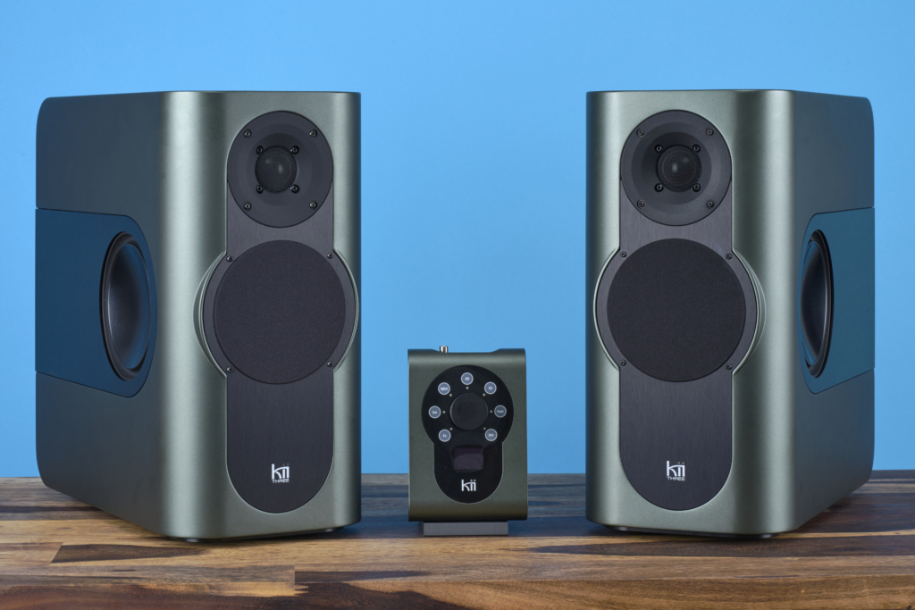 Paar Kii Three mit Kii Control in der Mitte