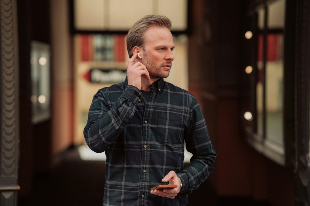 Mann mit AirPods