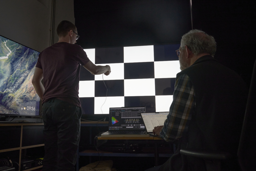 TV-Tester Thorben und Herbert beim Messen 