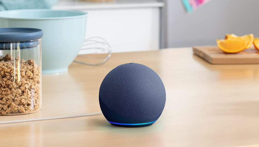 Smart Speaker wie der Amazon Echo Dot mit Alexa werden mit Verlust oder zum Herstellungspreis verkauft.