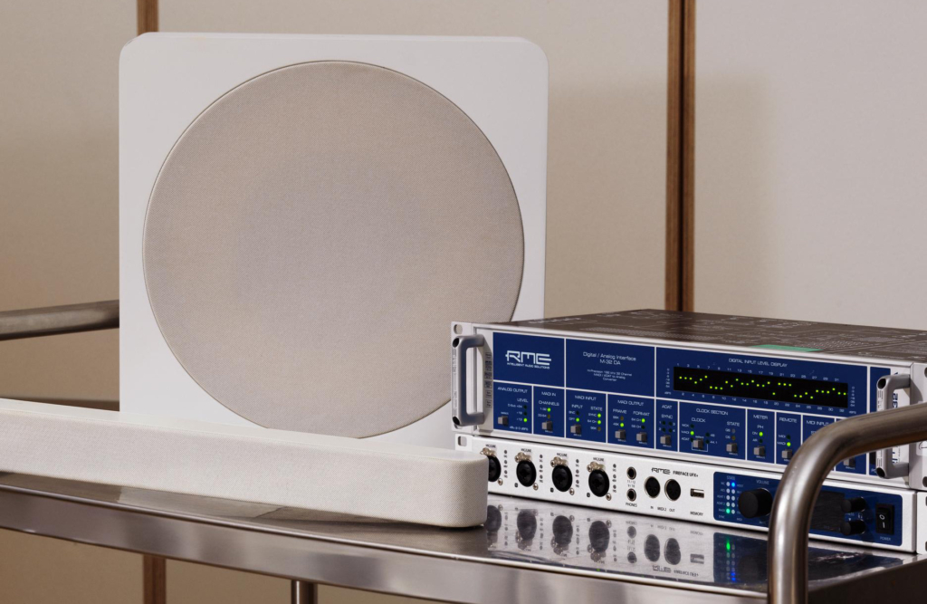 TCL und Bang & Olufsen bewerben gemeinsam die Speaker der Fernseher.