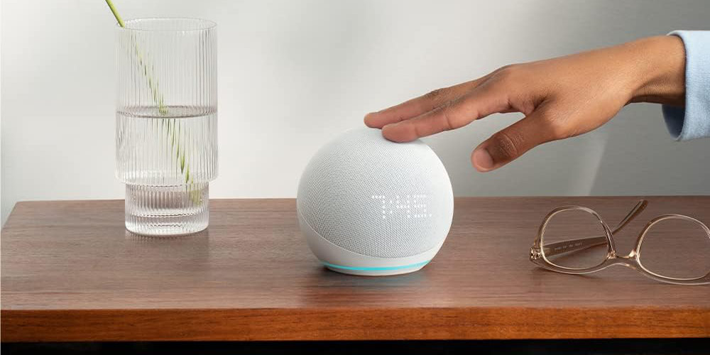Der Echo Dot mit Uhr wird eingestellt.