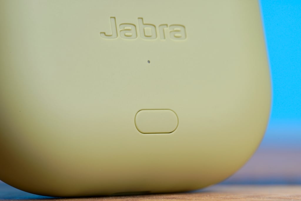 Jabra Elite 8 Active Gen 2 – Knopf am Case