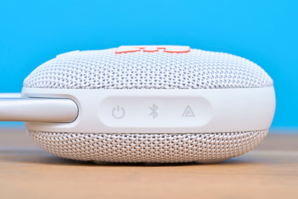 JBL Clip 5 Test | Detailaufnahme Knöpfe