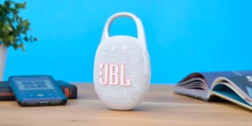 JBL Clip 5 Test | Titelbild Clip 5 auf Tisch