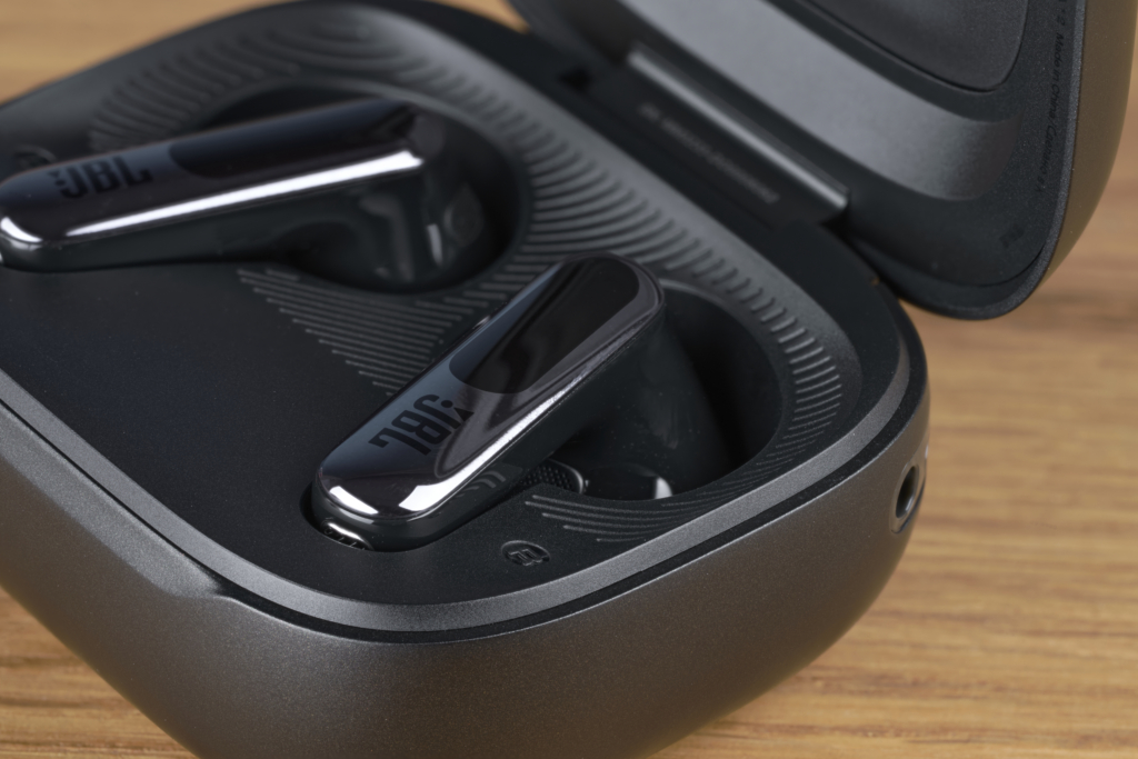 Die JBL Live Flex 3 im Ladecase