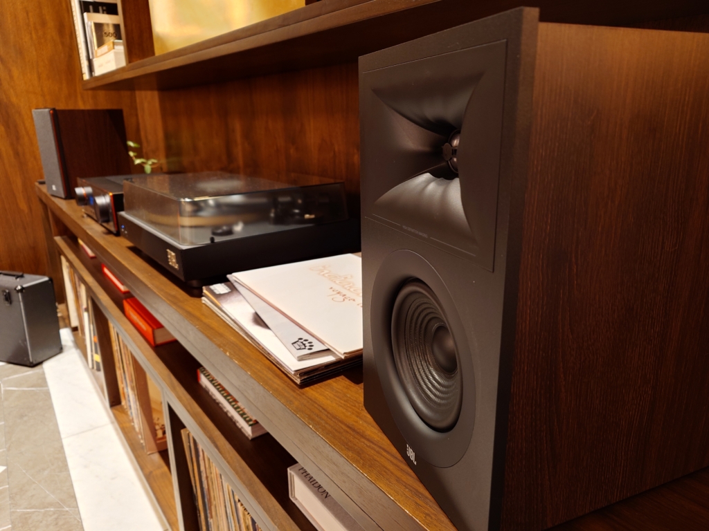 So könnte ein Setup der JBL Stage 2-Serie aussehen.