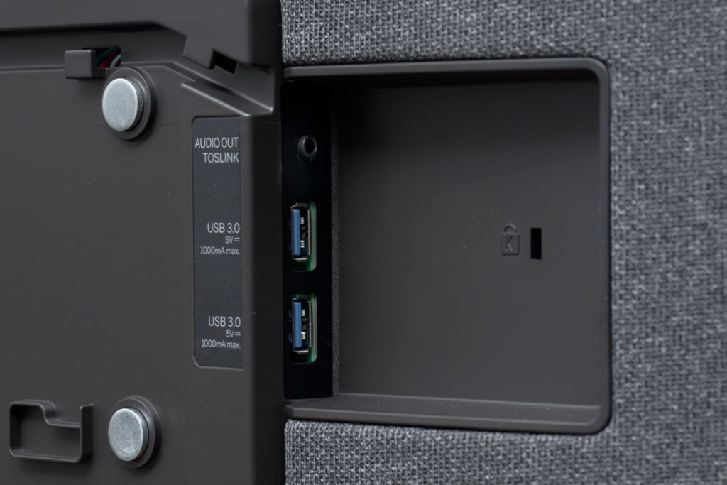 Von der Seite her sind zwei schnelle USB-Schnittstellen und die vielseitige Klinkenbuchse zu erreichen.